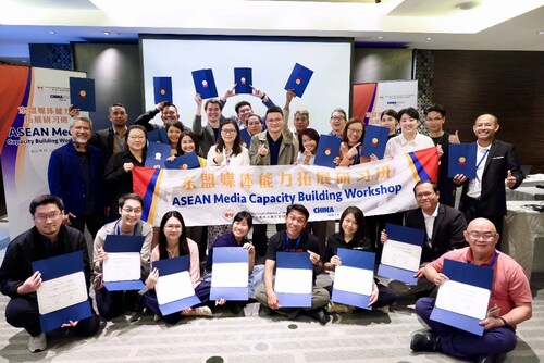 Participants pose for a group photo during the completion ceremony of the ASEAN Media Capacity Building Workshop in Hong Kong SAR, China, on July 18.(Edmond Tang/ China Daily)
