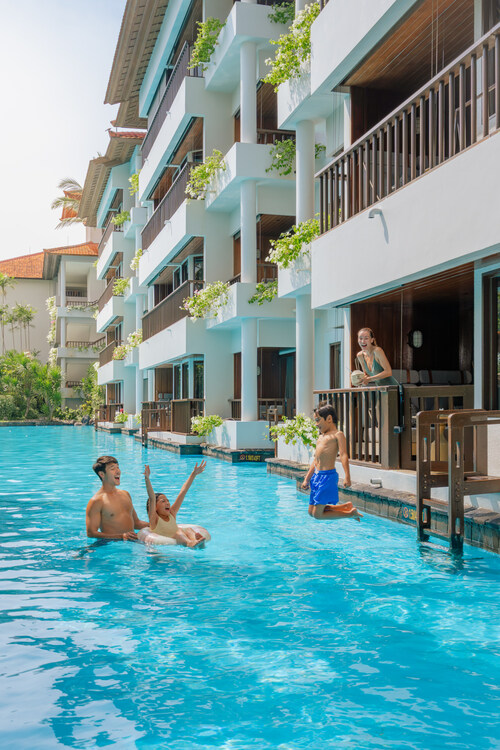 Nikmati momen istimewa bersama keluarga di The Laguna, a Luxury Collection Resort & Spa, Bali. Menginap di Lagoon Access Suite memungkinkan Anda langsung terhubung ke kolam renang dari kamar—sempurna untuk bersantai dan menciptakan kenangan tak terlupakan.
