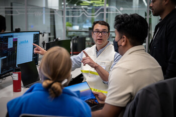 Empleados de SDGE trabajan en estrecha coordinación durante un ejercicio de entrenamiento dentro del Centro de Operaciones de Emergencia, y demuestran trabajo en equipo y preparación para escenarios que demanden una respuesta de emergencia.