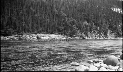 Groupe en canot sur la rivière Moisie, 1909. Archives nationales à Sept-Îles, fonds Mitchell Campbell. Photographe non identifié. (Groupe CNW/Bibliothèque et Archives nationales du Québec)