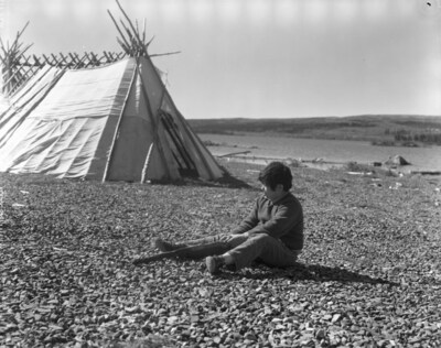 Jeune Innu sur la plage, 1970. Archives nationales à Sept-Îles, fonds Compagnie minière IOC. Photographe non identifié. (Groupe CNW/Bibliothèque et Archives nationales du Québec)