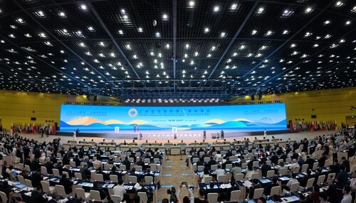This photo taken on July 25, 2025 shows a scene at the plenary session of the Shanghai Cooperation Organization (SCO) Media and Think Tank Summit in Zhengzhou, capital of central China's Henan Province. (Xinhua/Li Jianan)