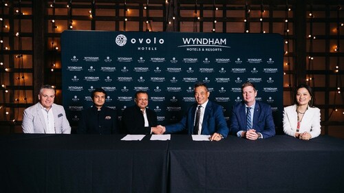 Joon Aun OOI, President of Asia Pacific, Wyndham Hotels & Resorts (third from right), and Girish Jhunjhnuwala, Founder & CEO of Ovolo Group (third from left), celebrate the signing of a new partnership between Wyndham and Ovolo. Joon Aun OOI, President of Asia Pacific, Wyndham Hotels & Resorts (third from right), and Girish Jhunjhnuwala, Founder & CEO of Ovolo Group (third from left), celebrate the signing of a new partnership between Wyndham and Ovolo.