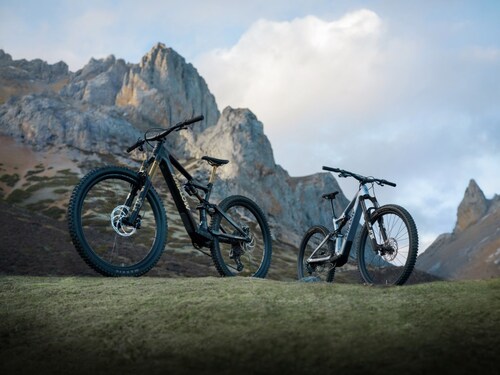 Amflow PL Carbon Pro (left) and Amflow PL Carbon (right)