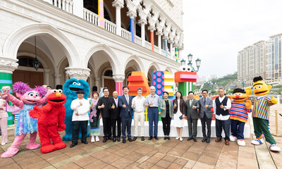 一眾主禮嘉賓周二參觀在澳門威尼斯人舉行的特展──《快樂之泉多巴胺》。