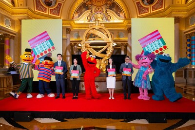 金沙中國有限公司行政總裁兼執行董事鄭君諾周二向嘉賓致送金沙中國呈獻「藝文薈澳2025」展覽畫冊。