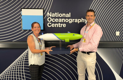 Chairman (left) Richard Mills (right) (CNW Group/Cellula Robotics Ltd.)