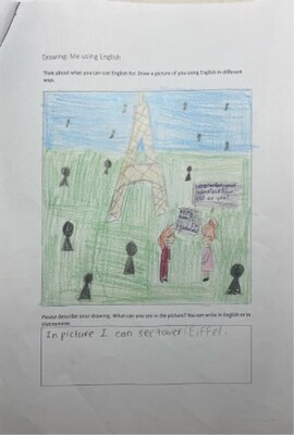 Một học sinh nhỏ tuổi từ Việt Nam vẽ cảnh mình trò chuyện bằng tiếng Anh và vui chơi tại Paris. (PRNewsfoto/Cambridge University Press & Assessment)