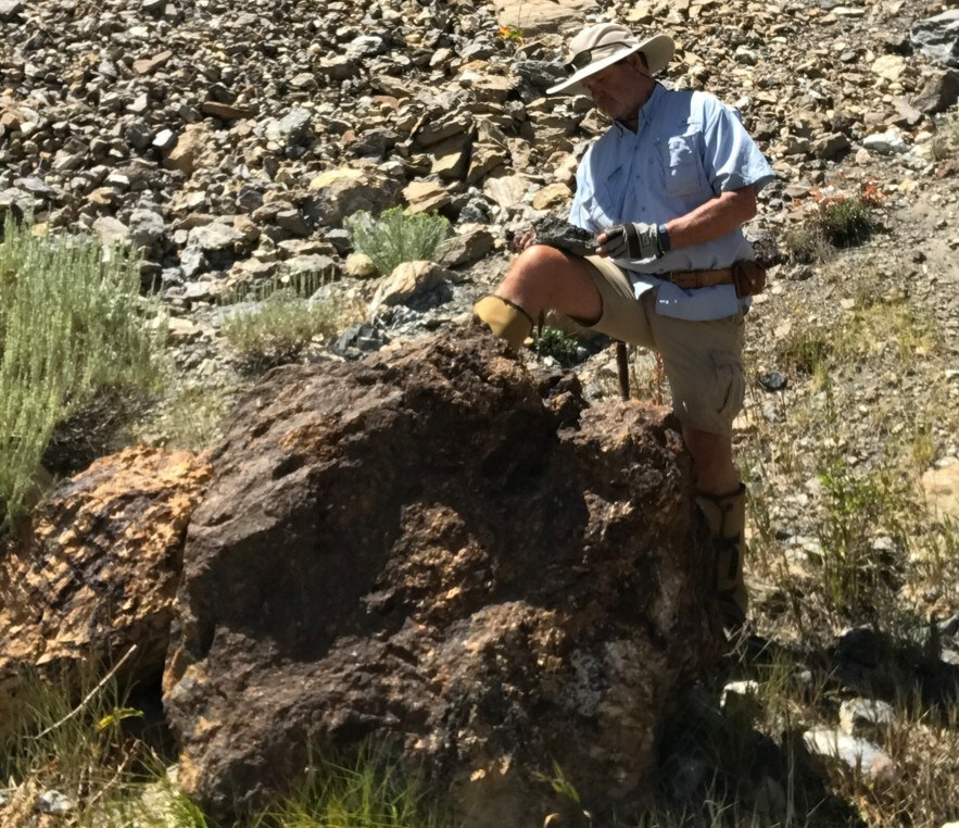 Thomas Klein evaluating potentially high-grade oxide mineralization at the Company’s Quito property near Austin, NV (August 2025). (CNW Group/Black Mammoth Metals Corp)