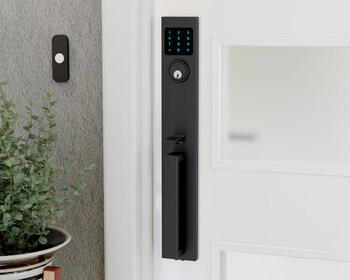 The ISTH-BWK Smart Handleset offers a sleek, streamlined full-plate design, complementing contemporary architecture with an understated yet impactful aesthetic.