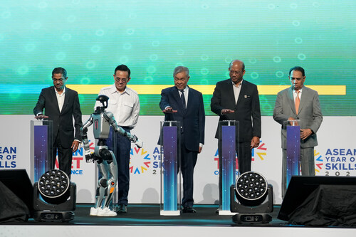 From left: Dr. Syed Alwi bin Mohamed Sultan, Chief Executive of HRD Corp; Steven Sim Chee Keong, Minister of Human Resources; Dato’ Seri Dr. Ahmad Zahid bin Hamidi, Deputy Prime Minister, Minister of Rural and Regional Development and Chairman of the National TVET Council; Datuk Azman bin Hj. Mohamad; Secretary-General, Ministry of Human Resources (KESUMA); Datuk Abu Huraira bin Abu Yazid, Chairman of the Board of Directors, HRD Corp (PRNewsfoto/HRD Corp)