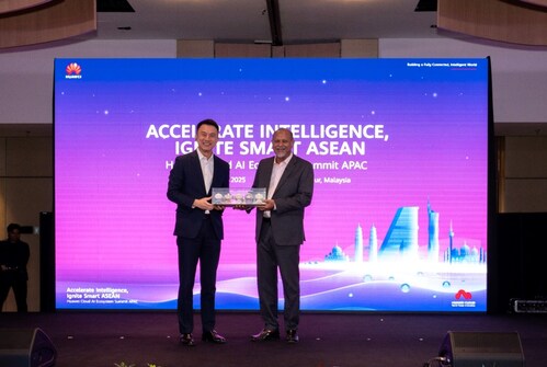 Minister of Digital Malaysia, Yang Berhormat Gobind Singh Deo and Huawei Malaysia’s CEO Simon Sun at the Huawei Cloud AI Ecosystem Summit APAC 2025