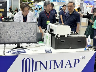 怡定興生醫董事長劉大佼博士（圖中）與健喬信元醫藥生技董事長林智暉（右一）於亞洲生技大展