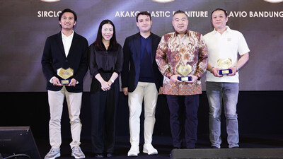 Lazada Indonesia CEO Carlos Barrera and Head of Business Growth& Operations Amelia Tediarjo pose with winners of the Rising Star Awards and Partner Excellence categories at the Lazada Seller& Partner Awards 2025.
