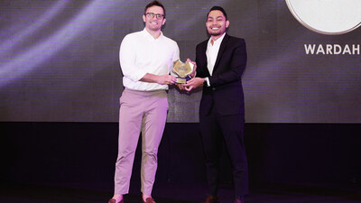Chief Retail Officer Lazada Indonesia Leonardo Barcellos menyerahkan penghargaan LazMall Brand of the Year – Beauty kepada Wardah, sebagai pengakuan atas kinerja luar biasanya di kategori kecantikan.