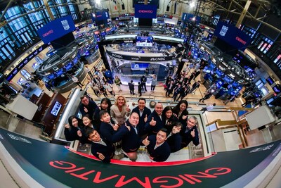 Desmond Foo, Founder & CEO, and team, joined by Tara Dziedzic, NYSE Head of US Listings, rings The Closing Bell (Photo Credit: NYSE)