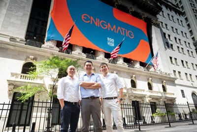 Enigmatig高层领导团队在纽约证券交易所庆祝这一重要里程碑：创始人兼首席执行官符致荣（中）、董事兼首席财务官张鸣文（右）、以及首席运营官郑琪阳（左）。（图片来源：Enigmatig）