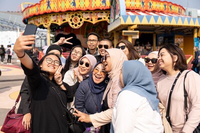 Muslim travelers having a great time in Hong Kong. Muslim travelers having a great time in Hong Kong.