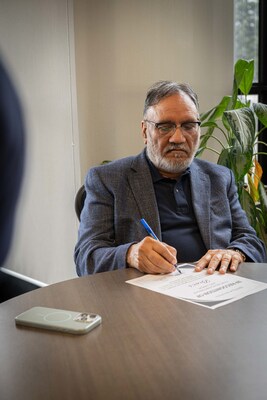 Brar's Owner, Dial Pabla signing the contract for the two Trexo Plus device donations (CNW Group/Trexo Robotics)
