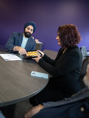 Trexo CEO & Co-founder Manmeet Maggu and Brar's CEO Kiran Mann, at the Trexo office (CNW Group/Trexo Robotics)