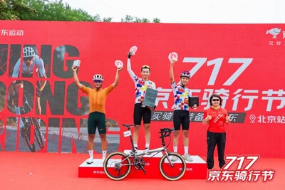 Champion with DAHON P18 Ultra (center) and other medalists at the “JD Cycling Festival” Champion with DAHON P18 Ultra (center) and other medalists at the “JD Cycling Festival”