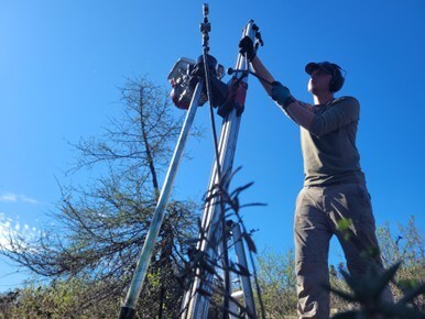 Figure 1: Low impact mini drill rig used for targeting mineralization from surface to 30m depth (CNW Group/Viridian Metals) Figure 1: Low impact mini drill rig used for targeting mineralization from surface to 30m depth (CNW Group/Viridian Metals)