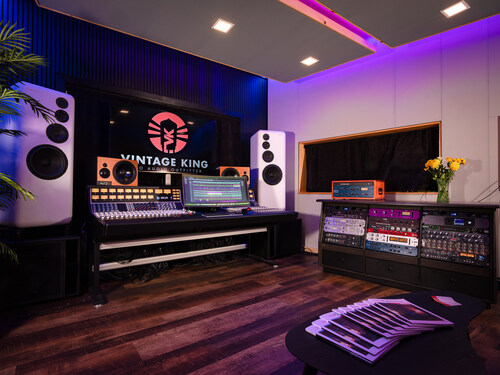 The world-class control room at Vintage King’s Studio Design Suite in Atlanta. The studio includes an API 1608-II console, Telegrapher studio monitors, and several racks of analog outboard gear selected by Vintage King Audio Consultant Hayden Flack. The world-class control room at Vintage King’s Studio Design Suite in Atlanta. The studio includes an API 1608-II console, Telegrapher studio monitors, and several racks of analog outboard gear selected by Vintage King Audio Consultant Hayden Flack.