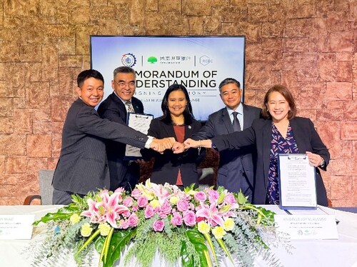 Cathay United Bank Executive Vice President Benny Miao (second from left), Manila Branch Head Bryant Cheng (first from left), PEZA Deputy Director General Anidelle Joy Alguso (center), RCBC President Reginald Cariaso (second from right), and RCBC Executive Vice President Elizabeth E. Coronel (first from right) at the MOU signing ceremony. (Photo provided by Cathay United Bank)