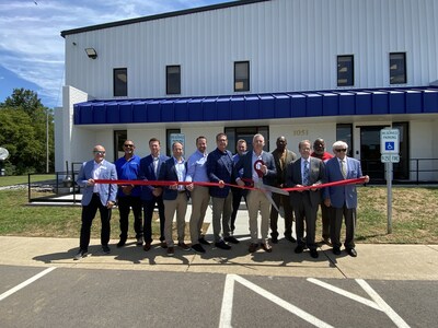 Homestyle Direct CEO, Jeff Barteau, and State Senator Joey Hensley joined by the Homestyle Direct team, cutting the ribbon at their new fulfillment center in Lewisburg, TN.
