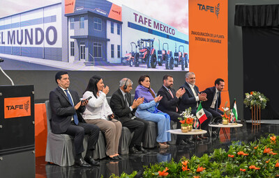 María Teresa Jiménez Esquivel, Gob del Estado de Aguascalientes; Pankaj Sharma, Embajador de la India en México; Sandeep Sinha, CEO de TAFE; Esaú Garza De Vega, Srio de Desarrollo Económico de Aguascalientes; Leonardo Montañez Castro, Pdte Municipal de Aguascalientes; Mirna Rubiela Medina Ruvalcaba - Pdta del Congreso; Luis Salvador Alcalá Durán, Diputado.