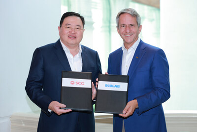 SCG President and CEO, Thammasak Sethaudom & Ecolab Chairman and CEO, Christophe Beck