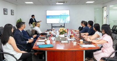 Mr Alok Verma, Group Chief Executive Officer of Durapower, presenting the company’s strategy for its next phase of growth to staff.