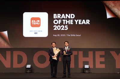 At the ‘2025 Brand of the Year Awards’ ceremony, a Temu representative (right) receives the award plaque from the CEO of the Korea Consumer Forum and poses for a commemorative photo