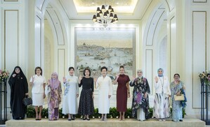 Peng Liyuan begleitet Ehefrauen ausländischer Staats- und Regierungschefs auf Ausflug zum Fluss Hai He