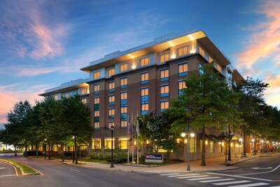 Introducing the newly renovated Hilton Garden Inn Arlington Shirlington—perfectly situated in The Village of Shirlington, steps from shops, dining, bike trails, and scenic hiking.