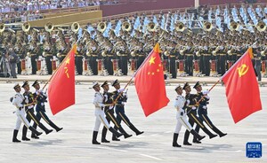 Vorbeimarsch der Militärparade beginnt mit Fahnenabordnung über Tian'anmen-Platz