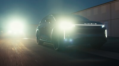 O noivo e sua noiva, interpretados por Timothée Chalamet e Larsen Thompson, respectivamente, roubam um Lucid Gravity e partem rumo ao horizonte na mais recente campanha criativa da Lucid, ?Driven.?