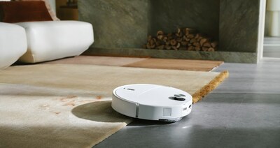 Roborock Qrevo Curv 2 Pro cleaning a carpet Roborock Qrevo Curv 2 Pro cleaning a carpet