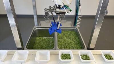With Chef’s new multi-deposit configuration, the robot’s end effector is set up to use up to three utensils simultaneously.