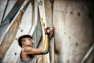 Jian rock climbing