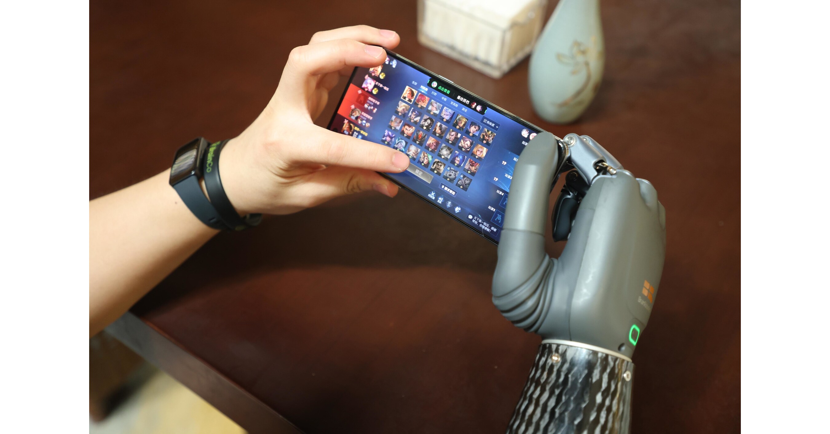 BrainCo helps amputee play piano alongside robot