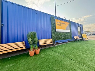 Le Lab Achetons plus ici, une initiative de microcommerce local, saisonnier et technologique, est en place jusqu’au 28 septembre dans le stationnement du RONA Pont-Viau (164, boulevard des Laurentides) - Crédit photo : Ville de Laval (Groupe CNW/Ville de Laval)