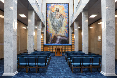 Experimente el nuevo mosaico de dos pisos hecho a medida de Jesucristo que se levanta de la tumba en colores brillantes y vibrantes fácilmente visibles cuando las familias ingresan a la nueva Capilla del Mausoleo de la Resurrección en el Cementerio de la Puerta del Cielo en East Hanover, Nueva Jersey. Vea más fotos y videos increíbles en www.GateofHeavenCemetery.org.