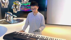 BrainCo Helps Amputee Showcase Technology at WAIC 2025