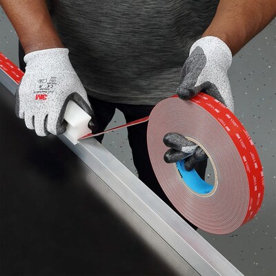 Photo : 3M™ VHB™ Tape en action, mettant en valeur l'innovation adhésive de 3M qui habilite les jeunes professionnels du design à s'en sortir.