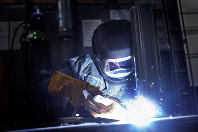 Image : Young pro utilise un casque 3M™ G5-03 Air, assurant la sécurité contre les étincelles, les rayons UV/IR et les contaminants.