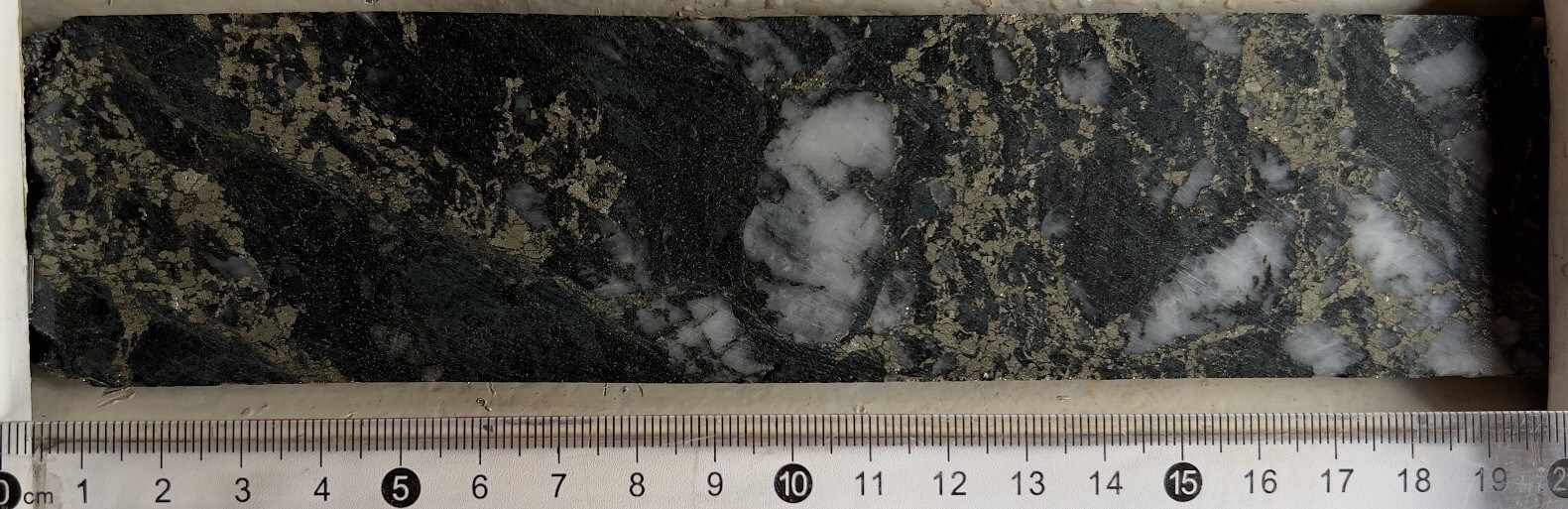 Figure 6: Cu-Ni mineralization in drill hole DDH2516T006 (130.12m depth). Results pending. (CNW Group/Bravo Mining Corp.) Figure 6: Cu-Ni mineralization in drill hole DDH2516T006 (130.12m depth). Results pending. (CNW Group/Bravo Mining Corp.)