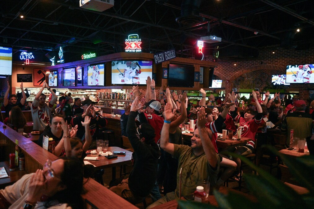 https://mma.prnewswire.com/media/2767878/Carolina_Hurricanes_fans_at_Carolina_Ale_House.jpg?p=twitter