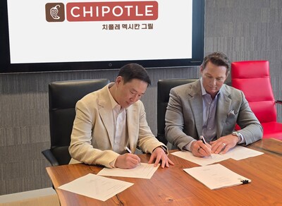 Heesoo Hur, Executive Vice President and owner of SPC Group (left), and Scott Boatwright, Chief Executive Officer of Chipotle (right), sign a joint venture agreement to open Chipotle restaurants in South Korea and Singapore for the first time. (PRNewsfoto/Chipotle Mexican Grill)