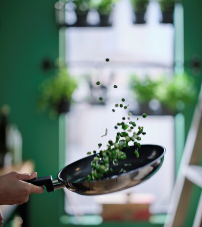 Cette année, nous voulons aider la population à créer des cuisines et des agencements de salle à manger conséquents avec leurs propres besoins : ainsi, leur expérience de cuisine au quotidien sera plus facile, plus agréable et plus durable. (Groupe CNW/IKEA Canada Limited Partnership)